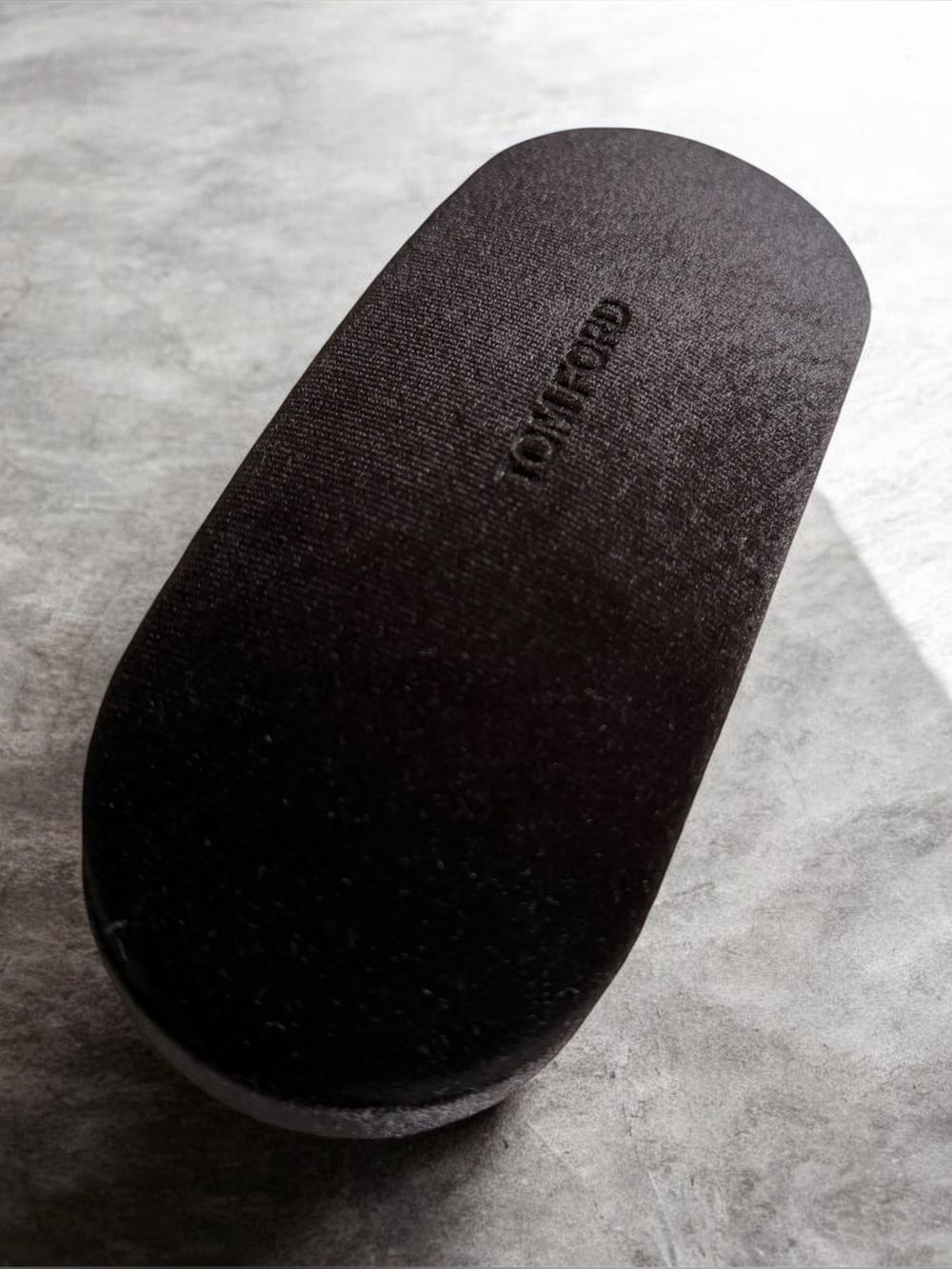 Tom Ford - Velvet Sunglass Case with Logo - Picture 5 of 9